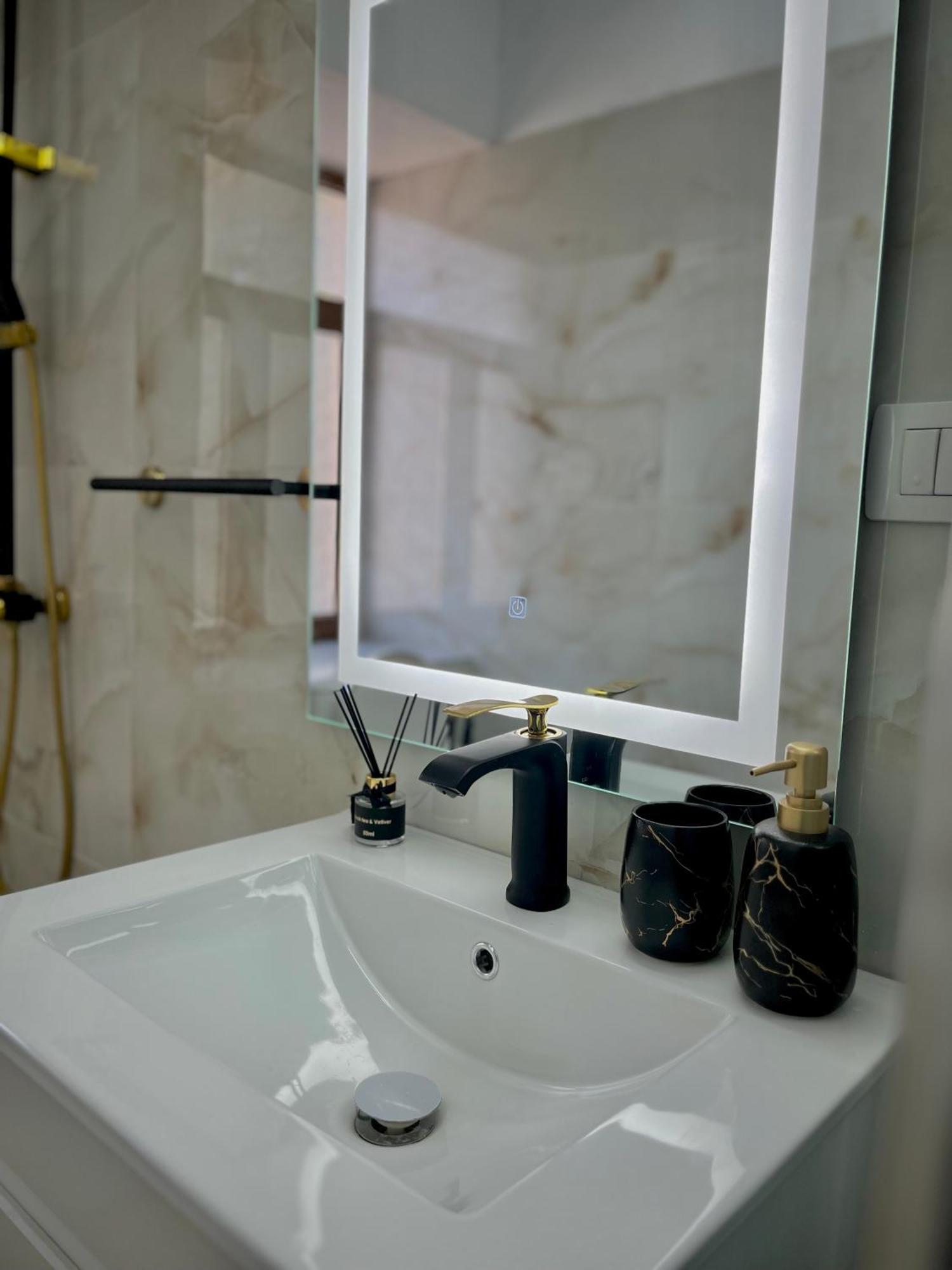 Vrenjo Guesthouse จีโรคาสเตอร์ ภายนอก รูปภาพ